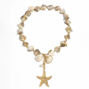 Dettaglio della collana in madreperla con ciondolo a stella marina dorata e perle