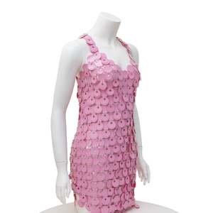 Dettaglio dell'abito da spiaggia con paillettes rosa con anelli in metallo e motivo geometrico