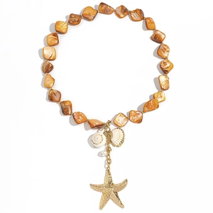 Dettaglio della collana di conchiglie con stella marina dorata e ciondoli a forma di conchiglia