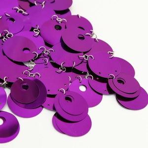Dettaglio di paillettes viola collegate da anelli per gioielli a catena per il corpo