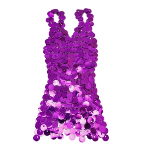Dettaglio dell'abito a catena con paillettes viola e piccoli anelli metallici