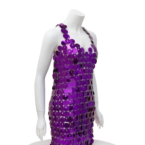 Dettaglio dell'abito con catena e paillettes viola che mostra la texture metallica