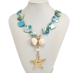 Dettaglio della collana marina con stella marina dorata, conchiglie e perle blu