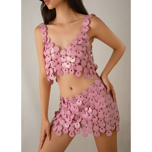 Set bikini e minigonna con paillettes rosa per feste estive e look da spiaggia sexy