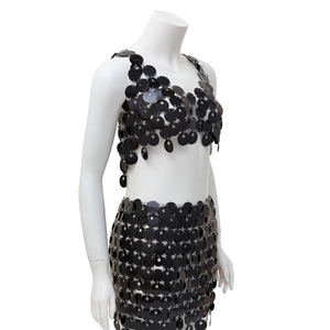 Set sexy bikini chain con paillettes nere composto da top traforato e minigonna