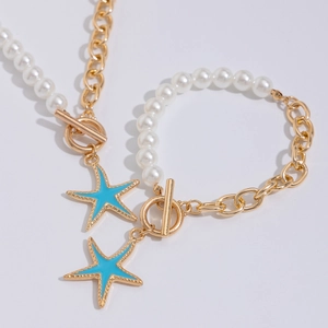 Dettaglio del ciondolo a stella marina blu con perle finte e chiusura OT dorata