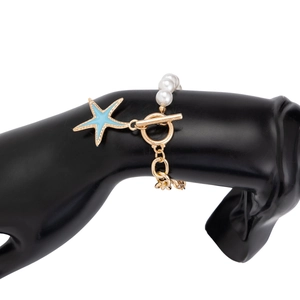 Dettaglio della collana stile oceano con stella marina azzurra e perle raffinate