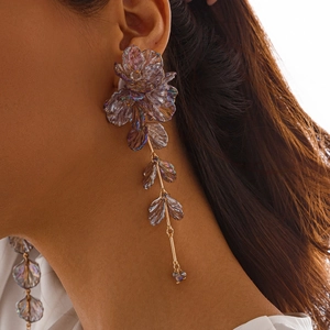 Vue macro de grandes boucles d'oreilles fleurs en nacre avec des pétales en acrylique