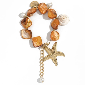 Dettaglio della collana stile oceano con stella marina dorata, perle e perline a conchiglia