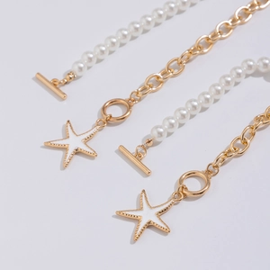 Collana a stella marina con perle bianche e chiusura a barra a T dorata lucida
