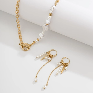 Détail du parure collier et boucles d'oreilles perles baroques avec fermoir OT doré et chaînes