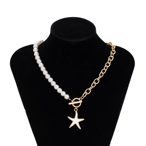 Dettaglio della collana con stella marina, perle sintetiche e chiusura OT dorata