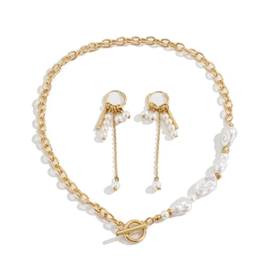 Détails du coffret bijoux en perles baroques avec chaîne dorée et boucles d'oreilles élégantes