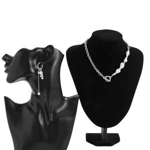 Détail du collier de perles baroques argentées avec chaîne métallique asymétrique et fermoir OT