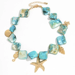 Dettaglio della collana ispirata all'oceano con pezzi di conchiglia e ciondoli marini
