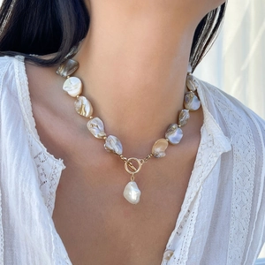 Collana di perle barocche irregolari con chiusura a ginocchiera su una modella