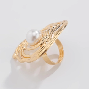 Nahaufnahme des goldfarbenen Rings mit Faltenstruktur und einer großen weißen Perle