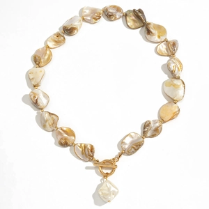Dettaglio della collana con perline di conchiglia marroni e chiusura a levetta dorata