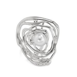 Detailansicht des silbernen Spiralrings mit weißer Perle in modernem minimalistischem Stil