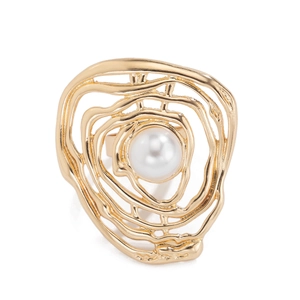Schicker Goldring mit abstrakten Metallschichten und einer großen weißen Perleneinlage