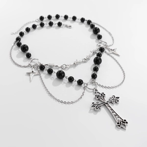 Dettaglio della collana gotica con perle nere e ciondolo a croce in stile vintage