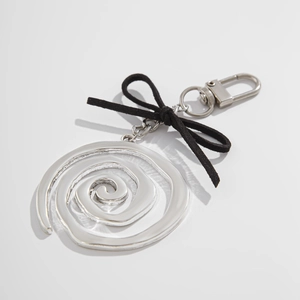 Pendentif spirale en métal argenté avec nœud en velours noir et fermoir mousqueton chic
