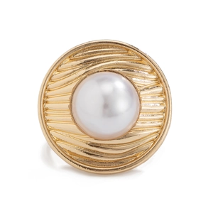 Makro-Detail des goldenen strukturierten Rings mit einer großen weißen Perle