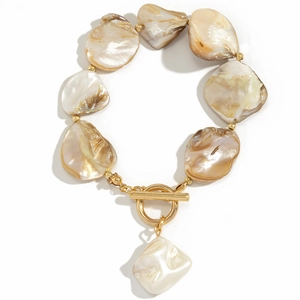 Dettaglio di un bracciale in conchiglia naturale con perline dorate e chiusura OT