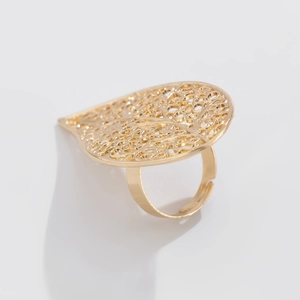 Detaillierte Makroansicht des goldenen Blattdesigns und der filigranen Textur des Rings