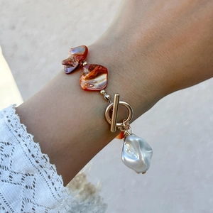 Dettaglio della collana con perle barocche e conchiglie e chiusura a levetta dorata