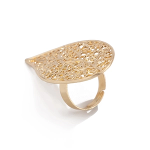 Detail eines hohlblattförmigen Rings mit einer aufwendigen, goldfarbenen Ausschnittstruktur