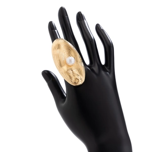Detailansicht eines goldener Metallrings mit Perle auf einem schwarzen Handmodell