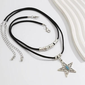 Dettaglio del set choker boho con ciondolo a stella turchese e perline in metallo
