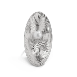 Detailansicht eines silbernen ovalen Rings mit Wellenstruktur und zentraler Perle