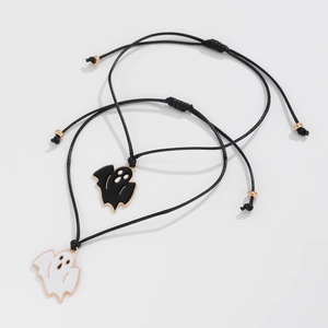 Detail von verstellbaren schwarzen Kordelarmbändern mit süßen Halloween-Geistern und Goldrand
