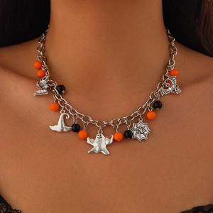 Dettaglio della collana di Halloween con ciondoli a forma di fantasma e zucca su una modella