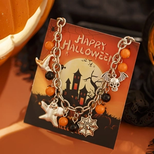Dettaglio del bracciale di Halloween con perline e ciondoli di zucca, fantasma e pipistrello
