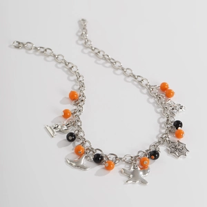 Dettaglio della collana di Halloween con ciondoli fantasma, cappello da strega e ragnatela