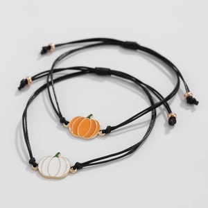 Detail der verstellbaren Kürbis-Armbänder mit orangefarbenem und weißem Emaille-Finish