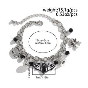 Dettaglio bracciale di Halloween con ciondoli a forma di pipistrello su catena argento