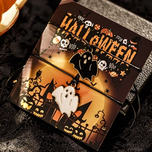 Niedliches Halloween-Geister-Armbandset mit verstellbaren Schnüren und Themenkarte