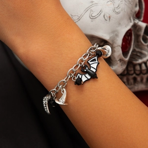 Dettaglio del bracciale di Halloween con ciondoli a pipistrello e cappello da strega