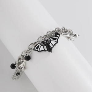 Dettaglio della collana di Halloween con pendenti a pipistrello, cappelli da strega e perle