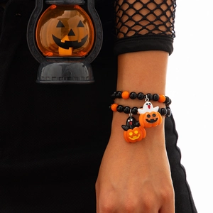 Vista detallada de pulseras de cuentas de Halloween con dijes de calabaza y fantasma
