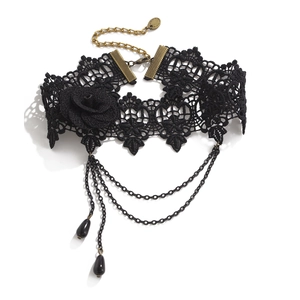 Choker gótico de encaje floral negro con rosa y colgante de borla de cruz colgante