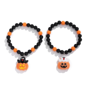 Detalle de pulseras de Halloween con cuentas y colgantes de calabaza y fantasma