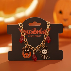 Dettaglio collana di Halloween con ciondoli a forma di gatto nero, zucca e mietitore
