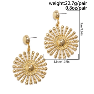 Vue détaillée des boucles d'oreilles soleil dorées montrant les dimensions et le poids de 22,7g