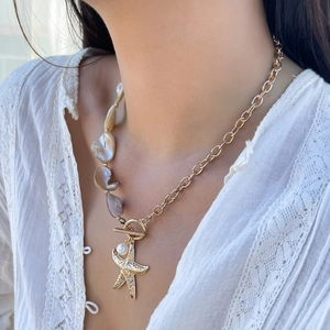 Detailansicht der Boho-Seestern-Halskette mit Muschelfragmenten und Knebelverschluss