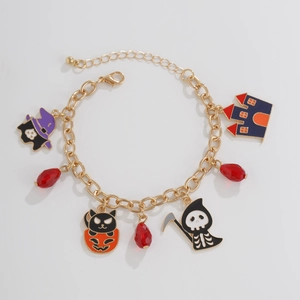 Dettaglio della collana di Halloween con ciondoli a forma di fantasma, zucca e cappello